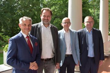 Laudatoren: S.E. Dariusz Pawłoś, Prof. Dr. Alexander Wöll, Prof. Dr. Stephan Lehnstaedt, Prof. Dr. Igor Kąkolewski