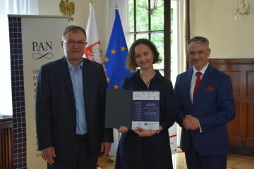 Prof. Dr. Igor Kąkolewski, Dr. Kateryna Pasichnyk, S.E. Dariusz Pawłoś (Auszeichnung in der Kategorie Dissertation)